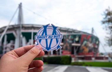 30 Ağustos 2021, Moskova, Rusya. Olimpiyat Marsilya futbol kulübünün amblemi Lokomotiv Moskova takımının Rus Demiryolu Arena Stadyumu 'nun arka planına karşı..