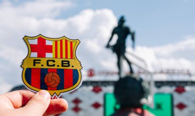 14 Haziran 2021 Barselona, İspanya. Futbol kulübü FC Barcelona 'nın amblemi modern stadyumun arka planına karşıdır..