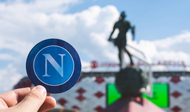 14 Haziran 2021 Moskova, Rusya. Napoli futbol kulübünün amblemi Spartak Moskova takımının Otkrytie Arena stadyumunun arka planına karşı..