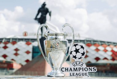 14 Haziran 2021 Moskova, Rusya, UEFA Şampiyonlar Ligi Kupası ve modern bir stadyumun önündeki amblem.