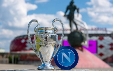 14 Haziran 2021 Moskova, Rusya. Napoli futbol kulübü ve Uefa Şampiyonlar Ligi Kupası 'nın amblemi Spartak Moskova takımının Otkrytie Arena stadyumunun arka planına karşıdır..