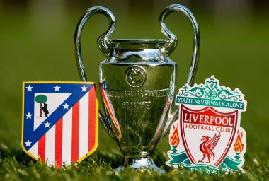 27 Ağustos 2021 Madrid, İspanya. Liverpool FC ve Atletico Madrid futbol kulüpleri ve stadyumun yeşil sahasında oynanan UEFA Şampiyonlar Ligi Kupası amblemleri..