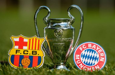 27 Ağustos 2021 Barselona, İspanya. Futbol kulüpleri FC Barcelona ve FC Bayern Münih 'in amblemleri ve stadyumun yeşil çimlerinde oynanan UEFA Şampiyonlar Ligi Kupası