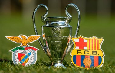 27 Ağustos 2021 Lizbon, Portekiz. Futbol kulüpleri S.L. 'in amblemleri. Benfica ve FC Barcelona ve UEFA Şampiyonlar Ligi Kupası stadyumun yeşil çimlerinde.
