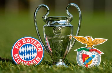 27 Ağustos 2021 Münih, Almanya. Futbol kulüpleri FC Bayern Münih ve S.L. Benfica ve UEFA Şampiyonlar Ligi Kupası stadyumun yeşil çimlerinde.