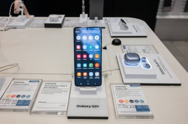 2 Eylül 2021, Moskova, Rusya. Samsung Galaxy S21 + 'dan bir akıllı telefon..