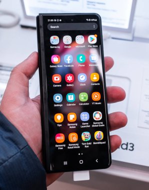 2 Eylül 2021, Moskova, Rusya. Samsung Galaxy Z Dizini 3 'ten yeni bükülebilir akıllı telefon.