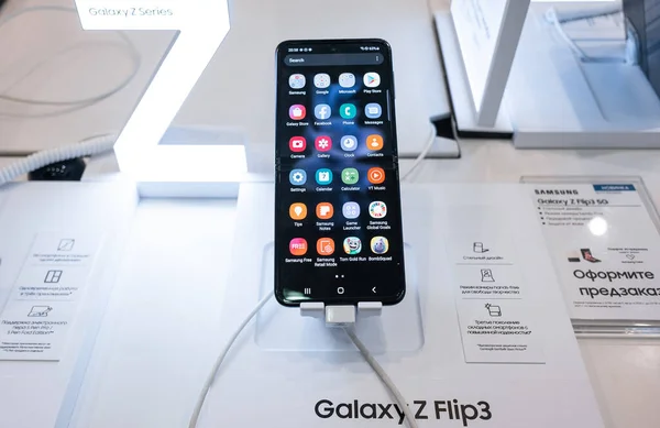 Września 2021 Moskwa Rosja Nowy Giętki Smartfon Samsung Galaxy Flip — Zdjęcie stockowe