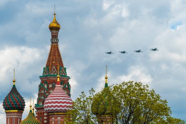 7 Mayıs 2021, Moskova, Rusya. Rus Su-35S savaş jetleri Moskova 'daki Kızıl Meydan üzerinde.