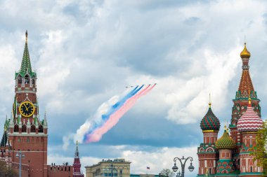 7 Mayıs 2021, Moskova, Rusya. Rus Su-25 saldırı uçağı Moskova 'daki Kızıl Meydan üzerinde.