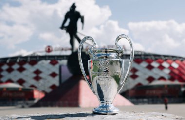 14 Haziran 2021 Moskova, Rusya, UEFA Şampiyonlar Ligi Kupası Modern bir stadyumun önünde.