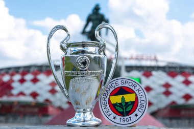 14 Haziran 2021, İstanbul, Türkiye. Fenerbahçe S.K. futbol kulübünün amblemi. ve UEFA Şampiyonlar Ligi Kupası 'na karşı modern bir stadyum..