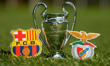 27 Ağustos 2021 Barselona, İspanya. Futbol kulüpleri S.L. 'in amblemleri. Benfica ve FC Barcelona ve UEFA Şampiyonlar Ligi Kupası stadyumun yeşil çimlerinde.