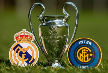 27 Ağustos 2021 Madrid, İspanya. Futbol kulüpleri Inter Milan ve Real Madrid CF ve stadyumun yeşil çimlerinde oynanan UEFA Şampiyonlar Ligi Kupası amblemleri.