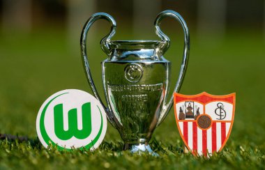 27 Ağustos 2021 Wolfsburg, Almanya. Futbol kulüpleri Sevilla FC ve VfL Wolfsburg 'un amblemleri ve stadyumun yeşil çimlerinde oynanan UEFA Şampiyonlar Ligi Kupası.