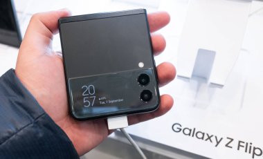 2 Eylül 2021, Moskova, Rusya. Samsung Galaxy Z Flip 3 'ten yeni bükülebilir akıllı telefon.