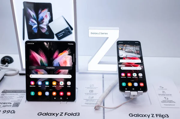 Septiembre 2021 Moscú Rusia Nuevos Teléfonos Inteligentes Flexibles Samsung Galaxy —  Fotos de Stock