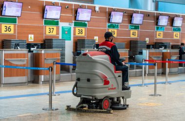 11 Mayıs 2021, Moskova, Rusya. Sheremetyevo havaalanının yolcu terminalinde kurutma makinesinde çalışan bir kama servisi çalışanı..