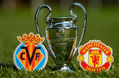 27 Ağustos 2021 Villrreal, İspanya. Villarreal CF ve Manchester United F.C. futbol takımlarının amblemleri. Ve stadyumun yeşil çimlerinde oynanan UEFA Şampiyonlar Ligi Kupası..