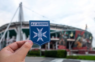 30 Ağustos 2021, Auxerre, Fransa. Futbol kulübü AJ Auxerre 'in amblemi modern stadyumun arka planına karşıdır..