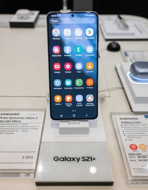 2 Eylül 2021, Moskova, Rusya. Samsung Galaxy S21 + 'dan bir akıllı telefon..