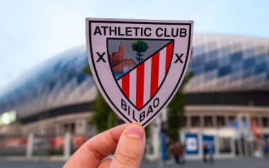 13 Eylül 2021 Bilbao, İspanya. Futbol kulübü Athletic Bilbao 'nun amblemi modern stadyumun arka planına karşıdır..