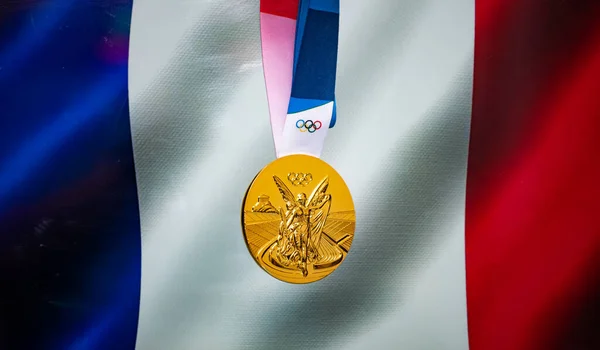 2021 베이징 프랑스 국기에 대항하는 올림픽 금메달 — 스톡 사진