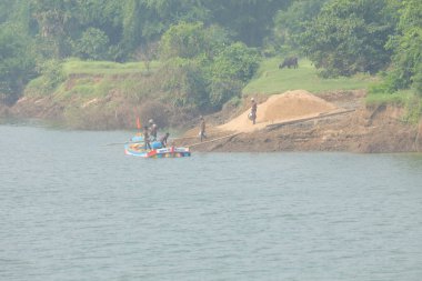 Kırsal alanda Kum Yükleme İşçileri