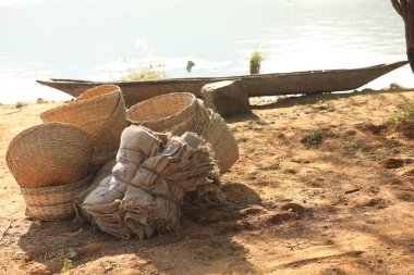 Kırsal alanda bambu ahşap sepetler