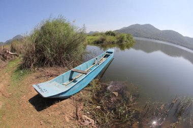 Göletteki eski tekne