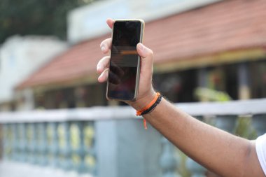 Cep telefonlu erkek modeller