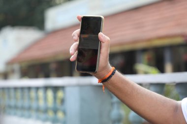 Cep telefonlu erkek modeller