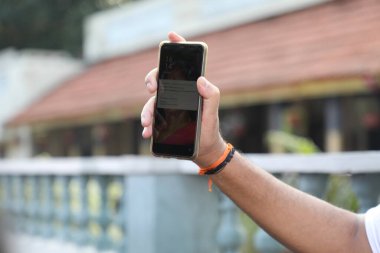 Cep telefonlu erkek modeller