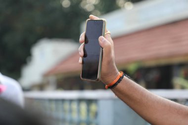 Cep telefonlu erkek modeller