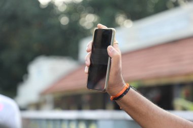 Cep telefonlu erkek modeller