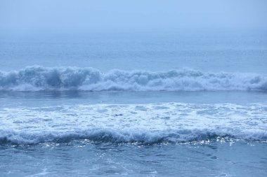 Ay ışığında Su Dalgaları