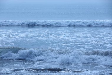 Ay ışığında Su Dalgaları