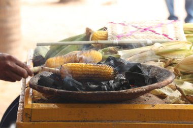 Izgaradaki mısır koçanları