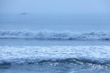 Ay ışığında Su Dalgaları