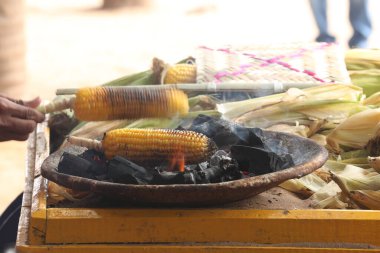 Izgaradaki mısır koçanları