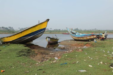 Göletteki eski tekne