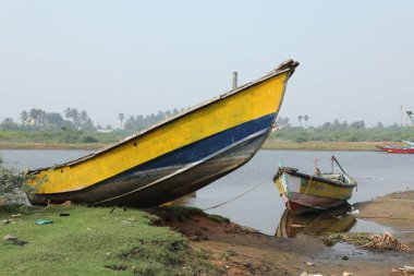 Göletteki eski tekne