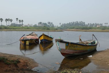 Göletteki eski tekne