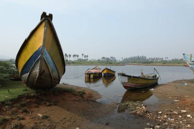 Göletteki eski tekne