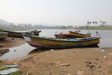 Göletteki eski tekne