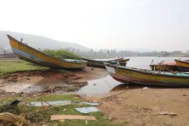 Göletteki eski tekne