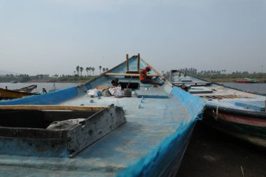 Göletteki eski tekne