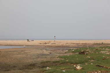 Sahildeki kadın modelin arka görüntüsü