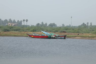 Göletteki eski tekne