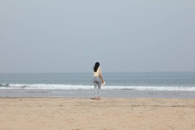 Sahildeki kadın modelin arka görüntüsü